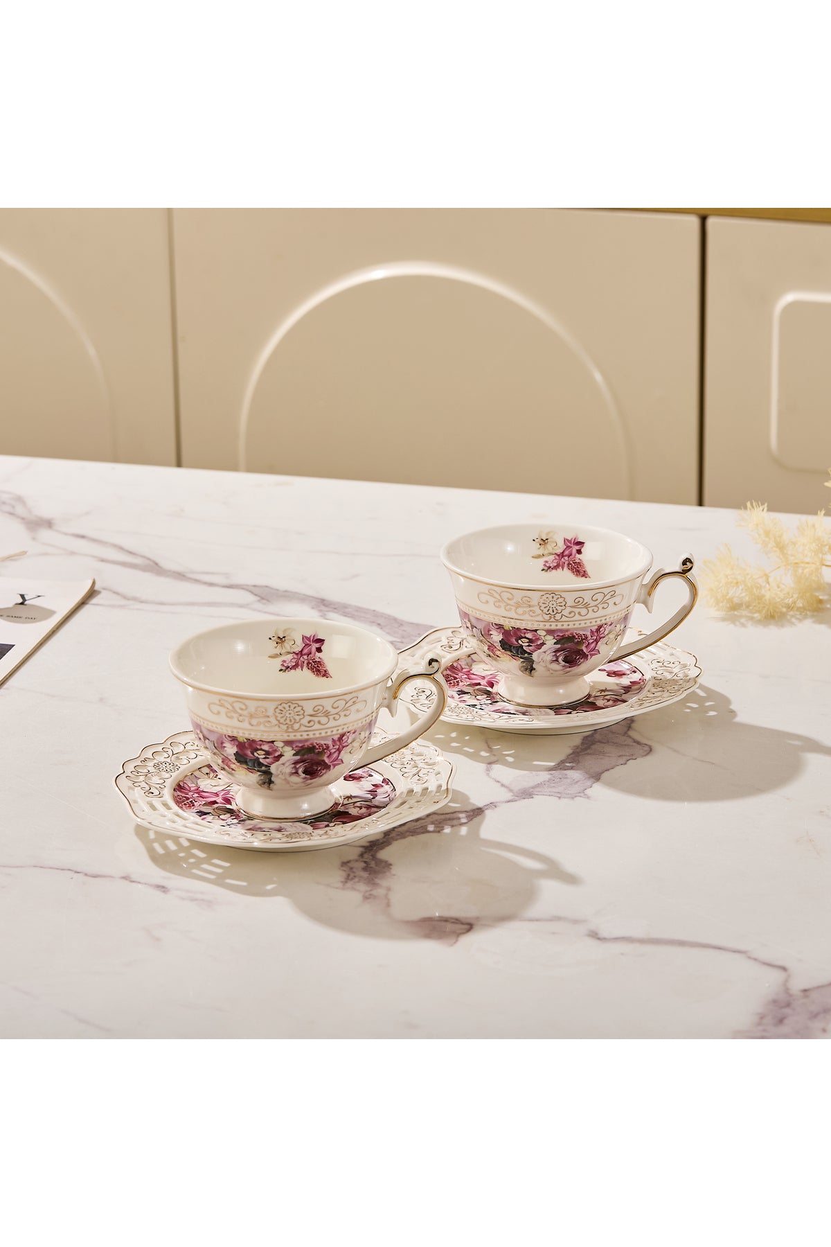 Set 2 cești cafea cu 2 farfurioare rotunde porțelan 200 ml – model floral elegant