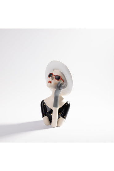 Statuetă decorativă femeie cu pălărie și ochelari roșii, 27.5 cm, decor modern elegant