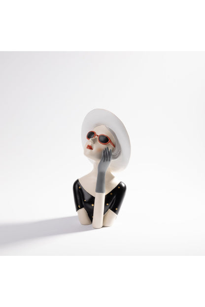 Statuetă decorativă femeie cu pălărie și ochelari roșii, 27.5 cm, decor modern elegant