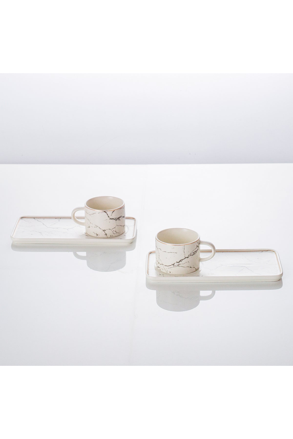 Set 2 Cești de cafea cu 2 farfurii lungi tip tavă, 200 ml, Porțelan – Alb marmorat