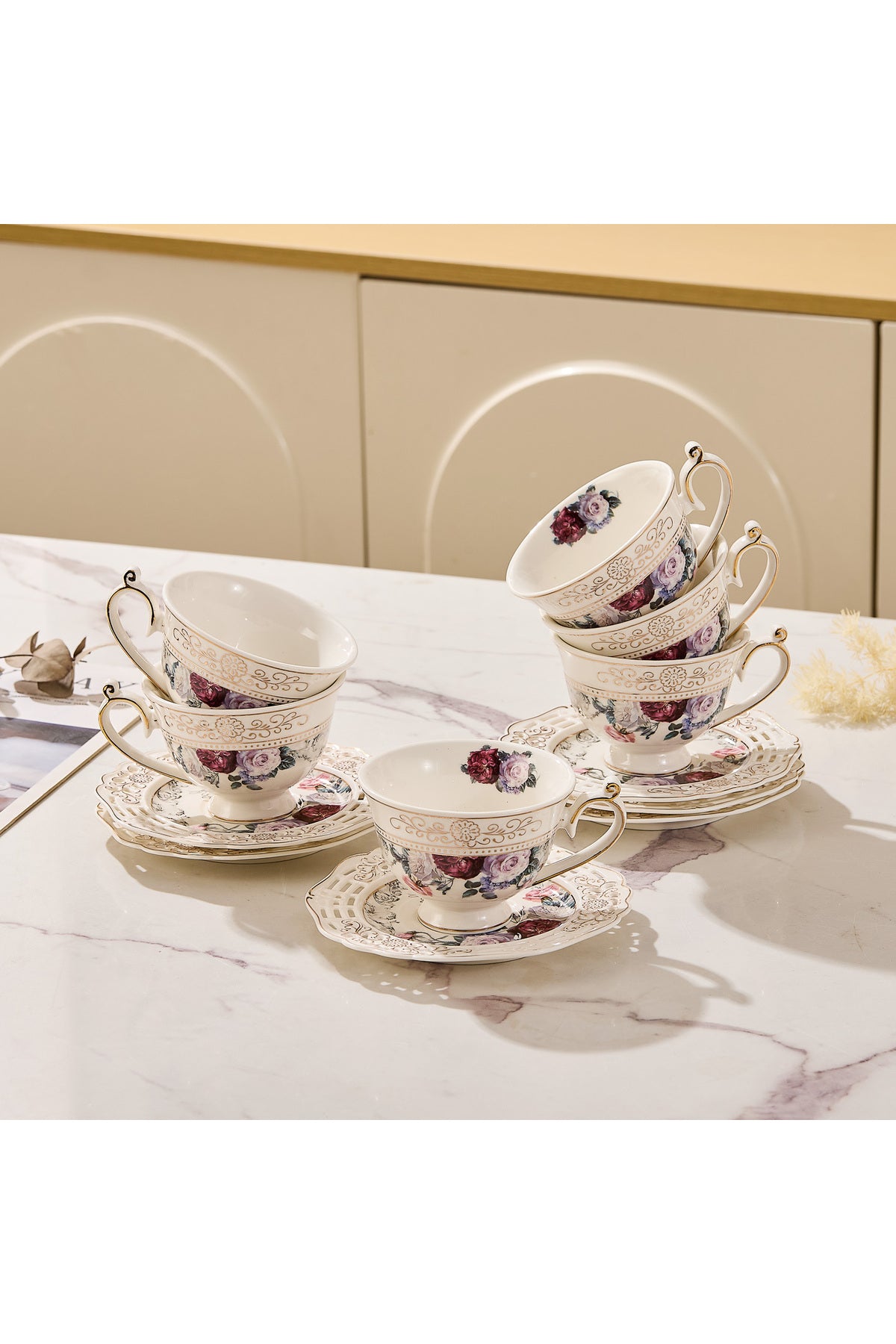Set 6 cești espresso cu 6 farfurioare rotunde porțelan 90 ml – model floral elegant