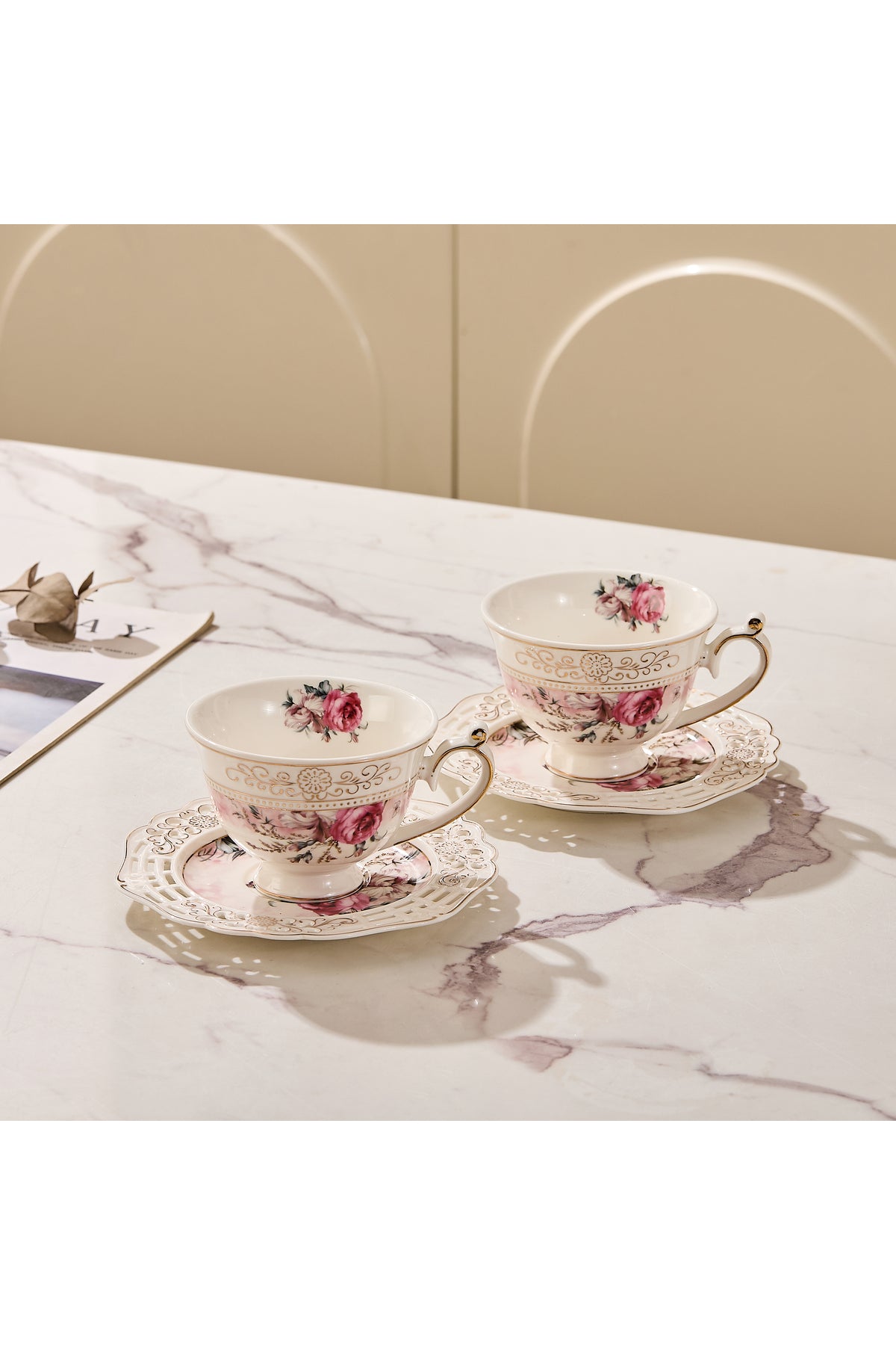 Set 2 cești cafea cu 2 farfurioare rotunde porțelan 200 ml – model floral elegant