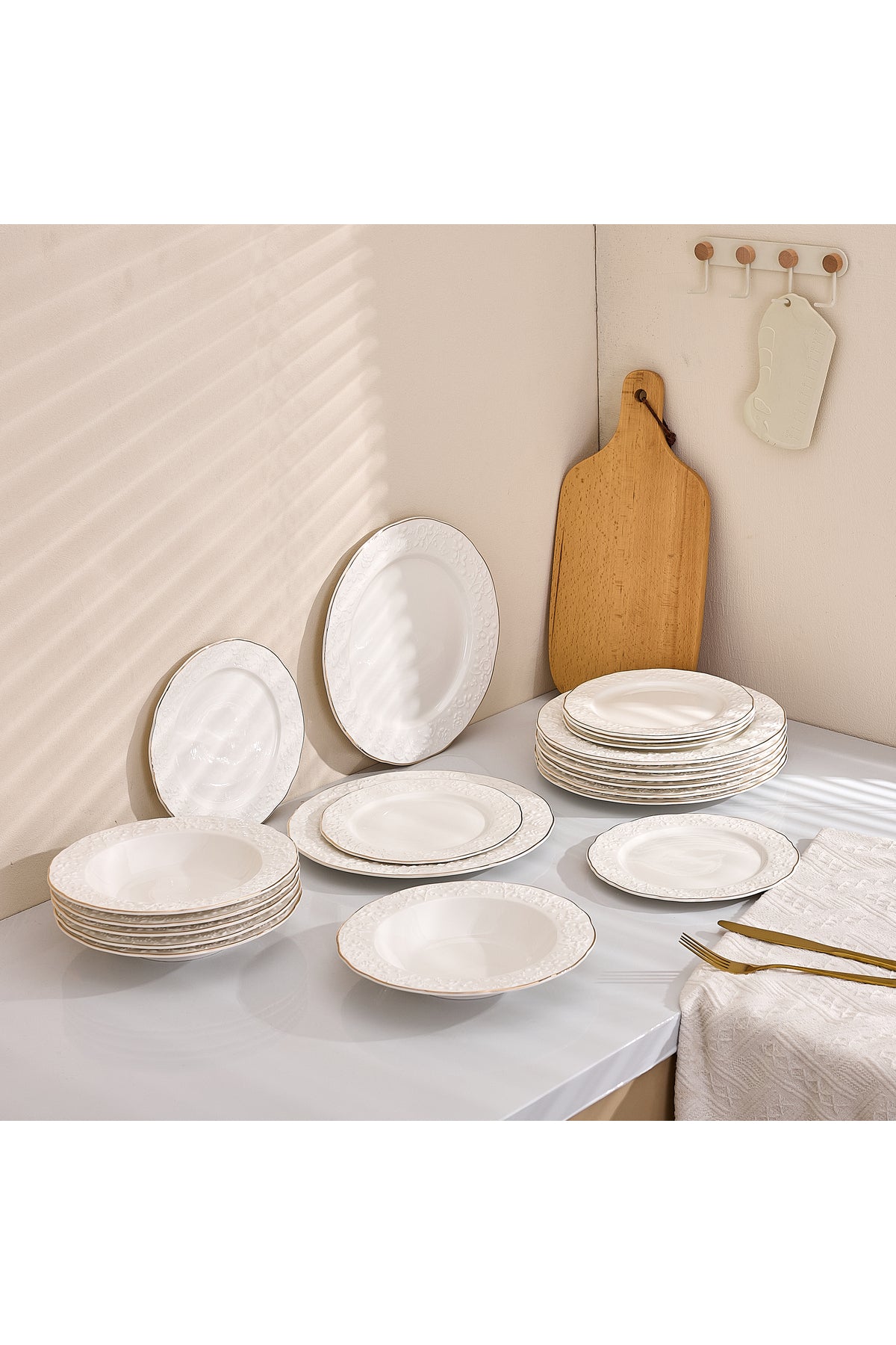 Serviciu de masă din porțelan 18 piese Lux set farfurii 6 persoane decor relief margine aurie finlux