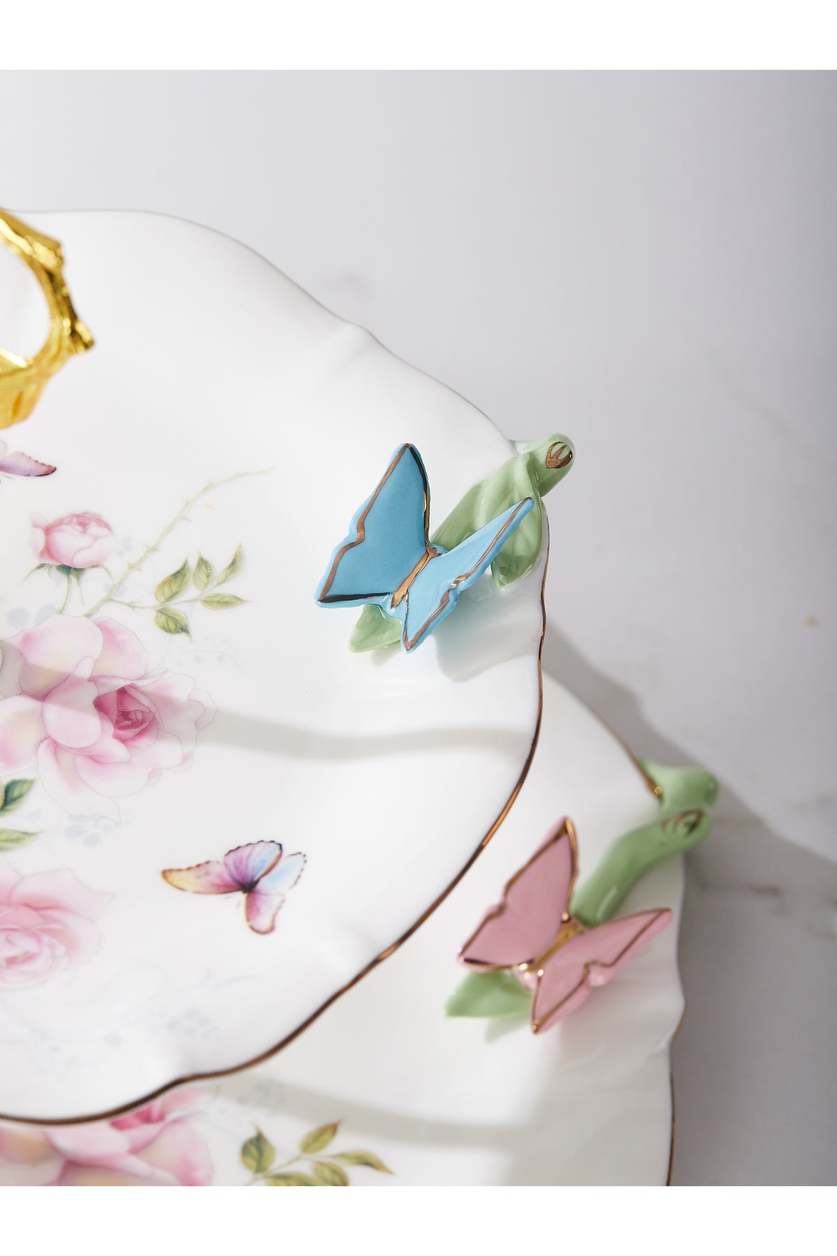 Etajeră 2 nivele Butterfly – porțelan cu fluturi sculptați și flori, suport prăjituri și deserturi