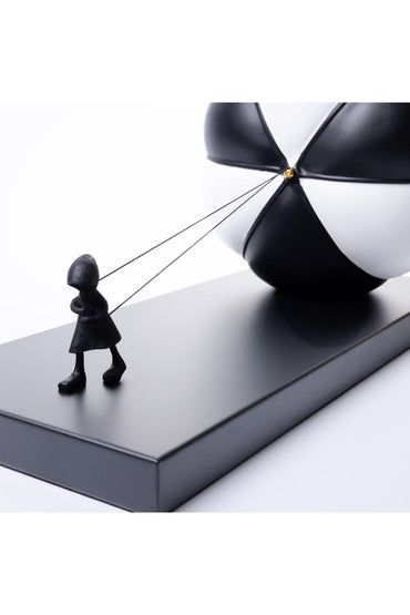Statuetă fetiță cu balon alb-negru – sculptură simbolică contemporană