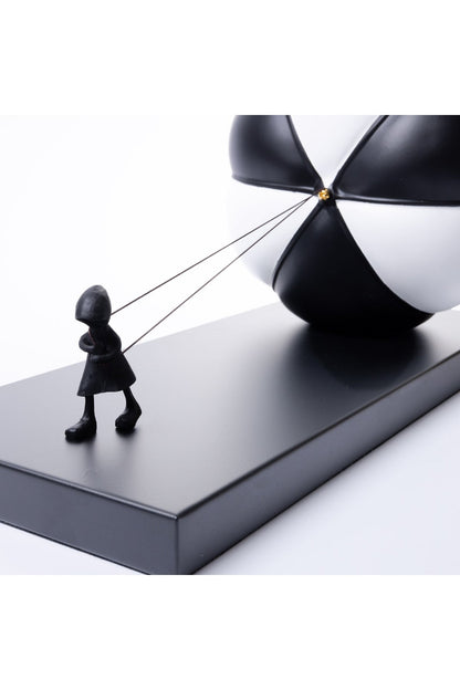 Statuetă fetiță cu balon alb-negru – sculptură simbolică contemporană
