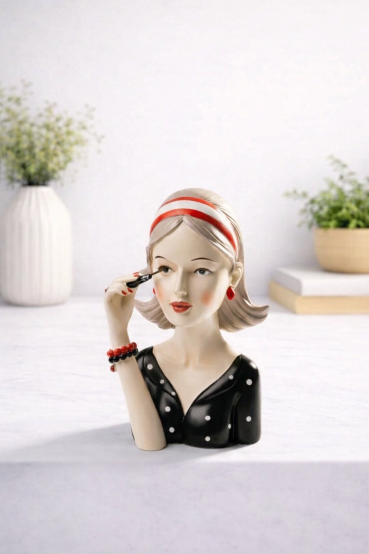 Statuetă decorativă femeie cu bandană roșie, 27 cm