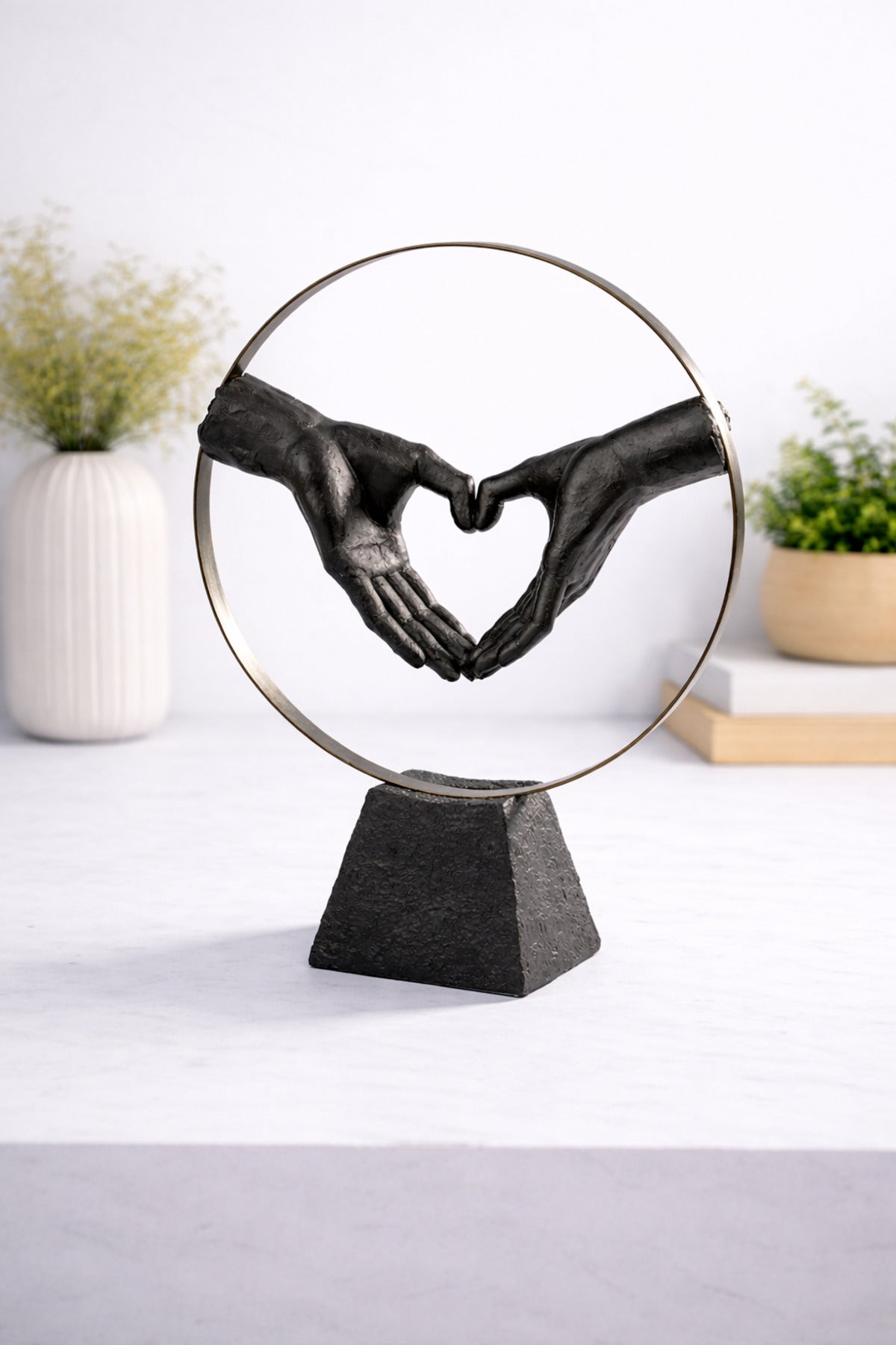 Statuetă decorativă cu mâini în formă de inimă, design modern, 41.5 cm, negru cu cadru metalic