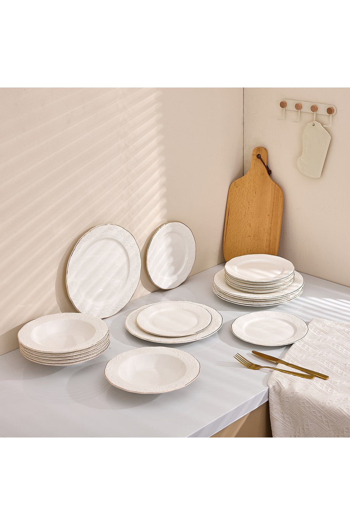Serviciude masă din porțelan 18 piese Antic set farfurii6persoane decor elegant relief margine aurie
