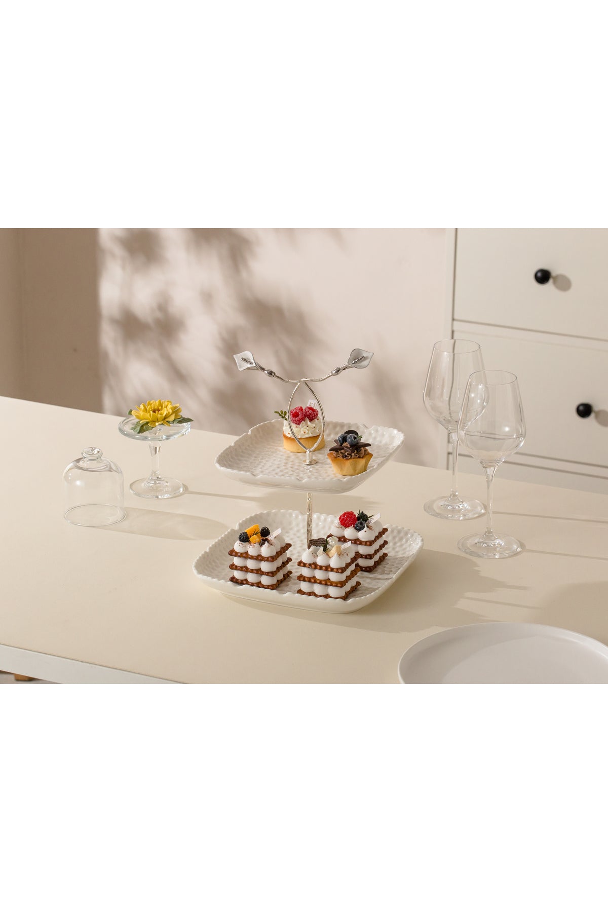 Platou etajat Candy Bar din Porțelan cu Detalii Florale Metalice - 29.8 cm
