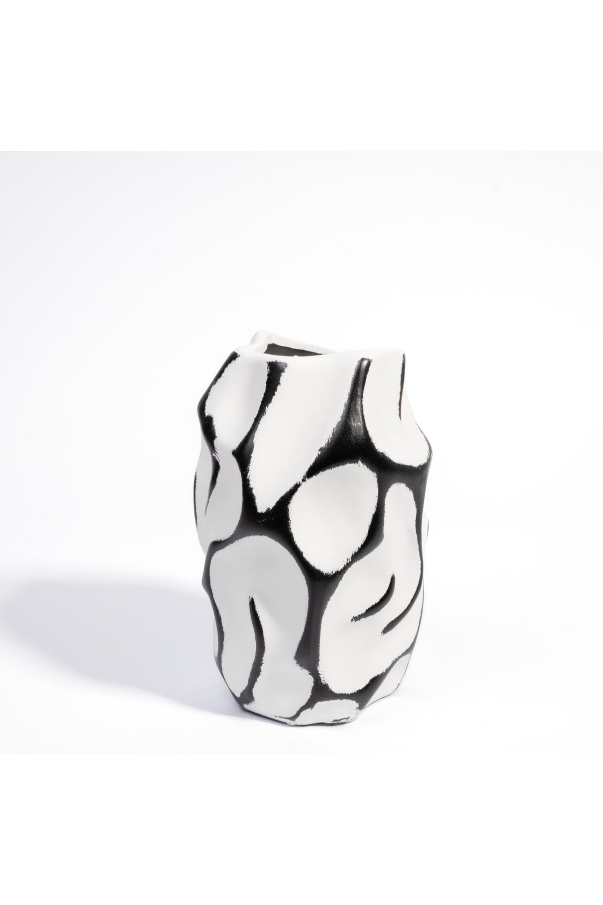 Vază Ceramică – Alb și Negru cu Design Abstract Ondulat - 20 cm