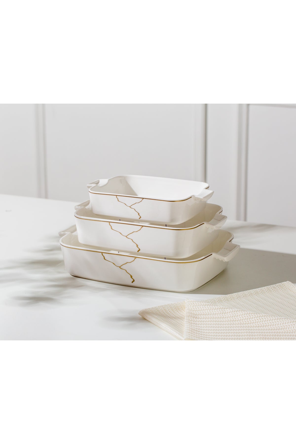 Set 3 tăvi cuptor Infinity – porțelan alb cu vene aurii, rezistente la cuptor