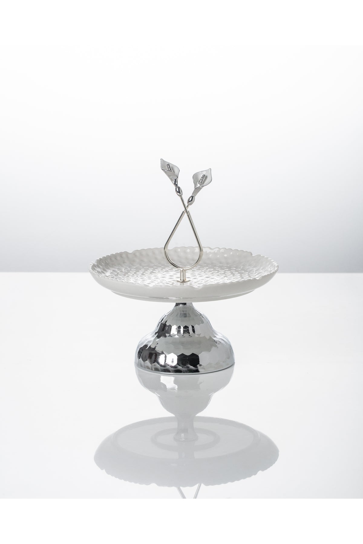Platou servire din Porțelan cu Picior Metalic și Mâner Decorativ - 27.8 cm